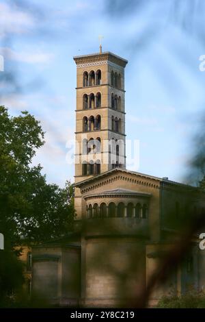 IM historischen Campanile der Friedenskirche im Potsdamer Park Sanssouci laeuten wieder die Glocken Foto vom 04.10.2024. Der Abschluss der rund vier Millionen Euro teuren Sanierung des zum UNESCO-Weltkulturerbe gehoerenden Denkmals wurde am Freitag gefeiert. Der 1850 errichtete Glockenturm ist rund 42 mètres hoch. Die Instandsetzungsarbeiten hatten im Februar 2022 begonnen und wurden nach Angaben der Stiftung Preussische Schloesser und Gaerten ausschliesslich durch Spenden finanziert. IM Maerz War Bereits ein neues rund dreieinhalb Meter hohes Turmkreuz auf das Bauwerk gesetzt worden. VOR einig Banque D'Images