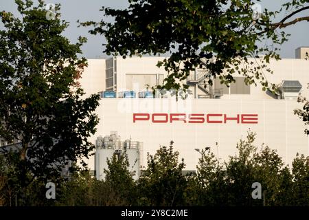 Logo Porsche sur usine, industrie automobile usine Porsche près de Leipzig Allemagne Europe Banque D'Images