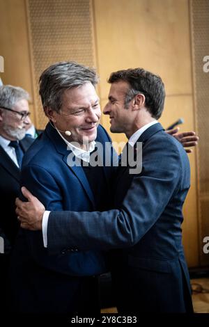 Robert Habeck (Alliance 90/les Verts), ministre fédéral de l’économie et de la protection du climat et vice-chancelier, rencontre le président français Emmanuel Macron dans le cadre du dialogue mondial de Berlin à l’ESMT Berlin, pris à Berlin le 2 octobre 2024. Photographié en tant que photographe officiel/photo prise en tant que photographe officiel Banque D'Images