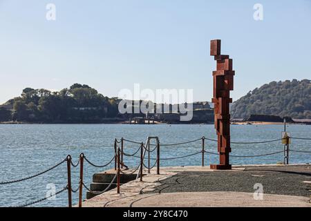 La sculpture « look II » 12ft de Sir Anthony Gormley donne sur le détroit de Plymouth depuis sa maison sur West Hoe Pier Plymouth. La figure humaine se tourne vers elle Banque D'Images