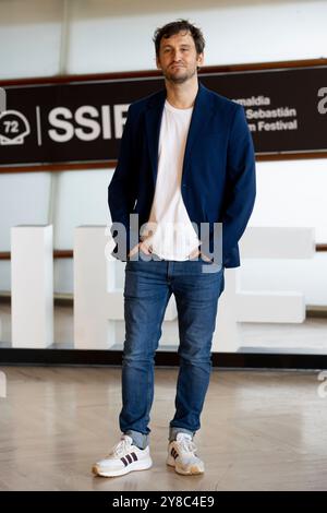 Raúl Arévalo assiste à la 'la Habitacion de Al Lado / The Room Next Door'' Photocall lors du 72ème Festival International du film de San Sebastian au Palais Kursaal. Banque D'Images