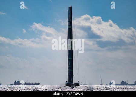 INEOS Britannia s'est qualifié pour se battre pour la Coupe de l'America contre le défenseur du titre, Team New Zealand. La compétition, qui a été serrée tout au long de toutes les courses avec Luna Rossa, s'est terminée par la victoire de l'équipe britannique. INEOS Britannia se ha clasificado para luchar por la America's Cup contra el defensor del título, el Team New Zealand. La competición, que ha estado reñida durante todas las regatas con Luna Rossa, terminó con la victoria del equipo británico. Actualités sports -Barcelone, Espagne vendredi 4 octobre 2024 (photo par Eric Renom/LaPresse) Banque D'Images