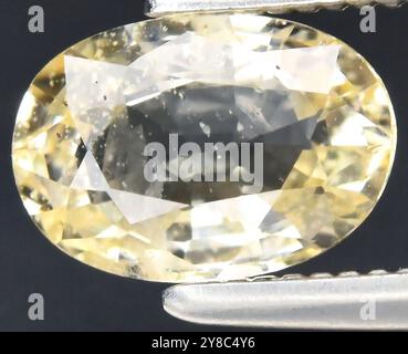 Exquis Oval Fancy Yellow Diamond avec des coupes complexes et une clarté étincelante. Banque D'Images