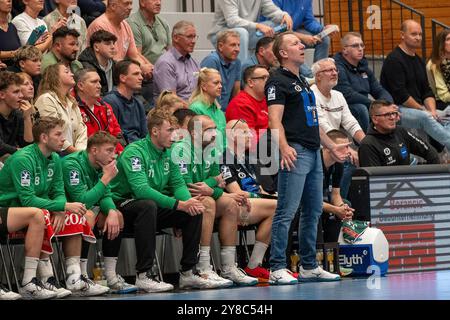 Balingen, Deutschland. 02 octobre 2024. Basnk und rechts Frank Carstens (HSG Wetzlar. Chef-entraîneur), HBW Balingen-Weilstetten v. HSG Wetzlar, Handball, DHB-Pokal, 2. Runde, 02.10.2024, Foto : Eibner-Pressefoto/Eibner-Pressefoto/Stefan Rosenfeld crédit : dpa/Alamy Live News Banque D'Images