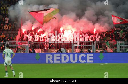 Dortmund, Deutschland. 1er octobre 2024. firo : 01.10.2024, Football, UEFA UEFA Youth League, saison 2024/2025, UCL, CL, BVB, Borussia Dortmund - Celtic Glasgow Fireworks des fans de Glasgow avec lettres Palestine Free Palestine Fireworks des fans de Glasgow avec lettres Palestine Palastina Free Palestine Credit : dpa/Alamy Live News Banque D'Images