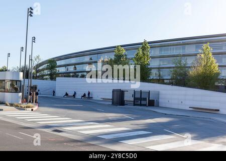 Les gens attendent le bus à l'extérieur du nouveau campus Apple à Cupertino, Californie, États-Unis Banque D'Images