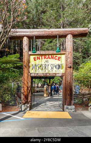 Les gens marchent dans l'entrée de Mystery Spot. Banque D'Images