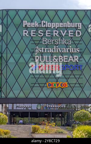 Belgrade, Serbie - 21 août 2024 : liste des marques des détaillants au Wall of Modern Beo Shopping Centre dans la capitale lors de la journée d'été. Banque D'Images