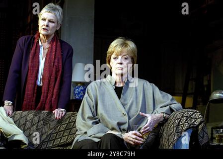 de gauche à droite : Judi Dench (Frances Beale), Maggie Smith (Madeleine Palmer) dans LE SOUFFLE DE LA VIE de David Hare au Theatre Royal Haymarket, Londres 15/10/2002 décor : William Dudley costumes : Jenny Beavan éclairage : Hugh Vanstone réalisateur : Howard Davies Banque D'Images