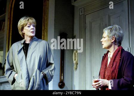 de gauche à droite : Maggie Smith (Madeleine Palmer), Judi Dench (Frances Beale) dans LE SOUFFLE DE LA VIE de David Hare au Theatre Royal Haymarket, Londres 15/10/2002 décor : William Dudley costumes : Jenny Beavan éclairage : Hugh Vanstone réalisateur : Howard Davies Banque D'Images