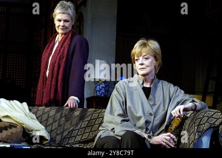 de gauche à droite : Judi Dench (Frances Beale), Maggie Smith (Madeleine Palmer) dans LE SOUFFLE DE LA VIE de David Hare au Theatre Royal Haymarket, Londres 15/10/2002 décor : William Dudley costumes : Jenny Beavan éclairage : Hugh Vanstone réalisateur : Howard Davies Banque D'Images