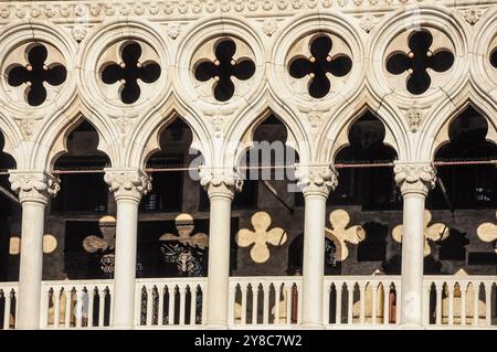 Venise, Vénétie, Italie. 23 octobre 2010 : arches gothiques et tracés au Palazzo Ducale de Venise, Italie. Banque D'Images