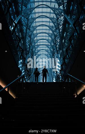 Silhouette de travailleur passant par la Allen Lambert Galleria, un atrium intérieur en verre et en acier et une passerelle piétonne connue pour son design moderne Banque D'Images