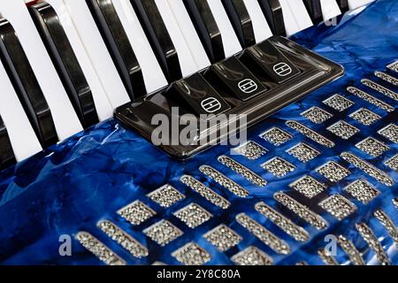 Accordéon, instrument de musique actionné par soufflet. Gros plan, fond abstrait de l'industrie musicale. Banque D'Images