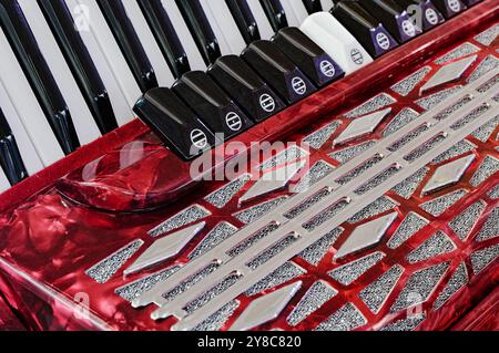 Accordéon, instrument de musique actionné par soufflet. Gros plan, fond abstrait de l'industrie musicale. Banque D'Images