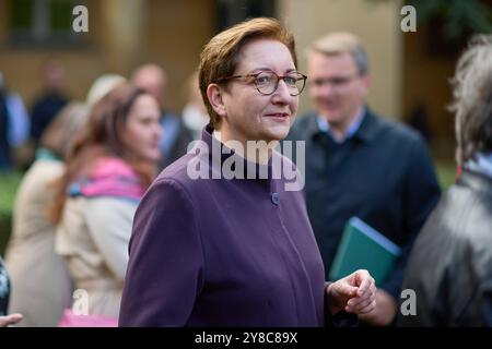 IM historischen Campanile der Friedenskirche im Potsdamer Park Sanssouci laeuten wieder die Glocken Foto vom 04.10.2024 : Klara Geywitz SPD, Bundesministerin fuer Wohnen, Stadtentwicklung und Bauwesen, waehrend der Feierlichkeit. Der Abschluss der rund vier Millionen Euro teuren Sanierung des zum UNESCO-Weltkulturerbe gehoerenden Denkmals wurde am Freitag gefeiert. Der 1850 errichtete Glockenturm ist rund 42 mètres hoch. Die Instandsetzungsarbeiten hatten im Februar 2022 begonnen und wurden nach Angaben der Stiftung Preussische Schloesser und Gaerten ausschliesslich durch Spenden finanziert. IM Banque D'Images