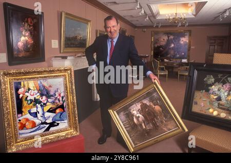Richard Green, marchand d'art dans sa galerie de Bond Street avec un Pieter Brueghel le jeune qu'il avait acquis. Londres, Angleterre vers les années 1995 1990 Royaume-Uni HOMER SYKES. Banque D'Images