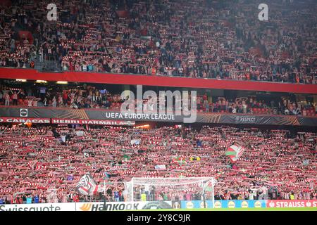 Bilbao, Espagne. 03 Oct, 2024. Les fans de l'Athletic Club lors du match de la phase de groupe de l'UEFA Europa League 2024-25 entre l'Athletic Club et l'AZ Alkmaar le 3 octobre 2024 au stade San Mamés de Bilbao, en Espagne. (Photo Alberto Brevers/Pacific Press/SIPA USA) crédit : SIPA USA/Alamy Live News Banque D'Images