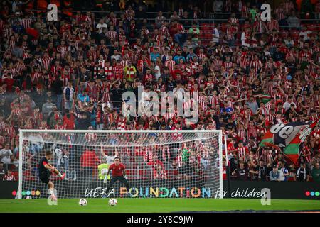 Bilbao, Espagne. 03 Oct, 2024. Les fans de l'Athletic Club lors du match de la phase de groupe de l'UEFA Europa League 2024-25 entre l'Athletic Club et l'AZ Alkmaar le 3 octobre 2024 au stade San Mamés de Bilbao, en Espagne. (Photo Alberto Brevers/Pacific Press/SIPA USA) crédit : SIPA USA/Alamy Live News Banque D'Images