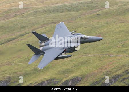 Le F-15 de l'USAF pratiquant une sortie à basse altitude à travers la boucle de Mach, Dolgellau, Snowdonia, Nord du pays de Galles Banque D'Images