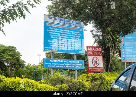 Panneau d'information de sécurité, bilingue anglais malais, pas de signe drone, port de Klang, Malaisie Banque D'Images