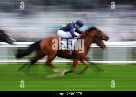 Holkham Bay monté par Oisin Murphy sur leur chemin pour gagner le BetMGM handicap lors du week-end des courses d'automne BetMGM à l'hippodrome d'Ascot, Berkshire. Date de la photo : vendredi 4 octobre 2024. Banque D'Images