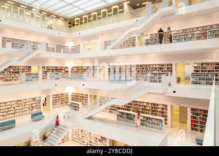 Stuttgart, Allemagne 6.3.2017 intérieur de la Stadtbibliothek ou bibliothèque centrale de la capitale du Bade-Württemberg. Design de l'architecte Eun Young Yi Banque D'Images