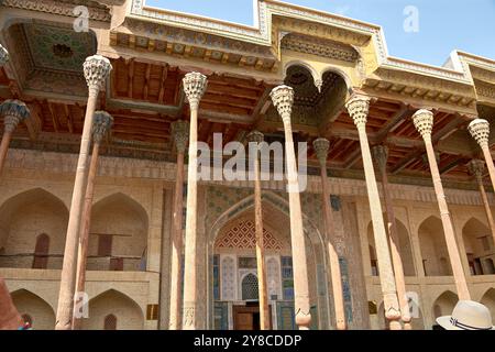 L'ancienne mosquée avec des colonnes en bois sculptées de façon complexe à Boukhara, Ouzbékistan, est un exemple étonnant de l'architecture islamique traditionnelle. Connu pour Banque D'Images