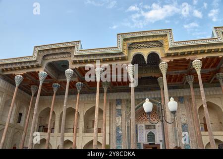 L'ancienne mosquée avec des colonnes en bois sculptées de façon complexe à Boukhara, Ouzbékistan, est un exemple étonnant de l'architecture islamique traditionnelle. Connu pour Banque D'Images