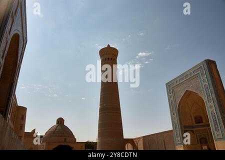 Le complexe de la mosquée po-i-Kalyan, avec le magnifique minaret de Kalyan, est l'un des monuments les plus célèbres de Boukhara, Ouzbékistan. Le minaret, standi Banque D'Images