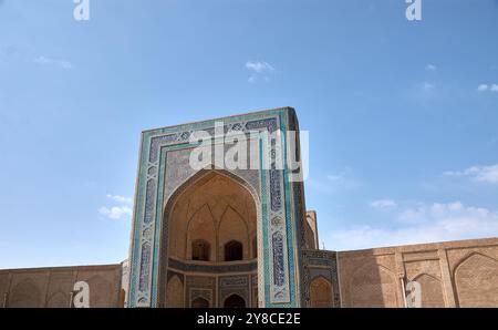 La mosquée Kalon, située au cœur de Boukhara, en Ouzbékistan, est une pièce monumentale de l'architecture islamique et l'un des touris les plus visités de la ville Banque D'Images