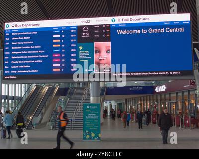 Irlande, Nord, Belfast, intérieur avec panneau de départs de Grand Central Station sur Grosvenor Road. Banque D'Images