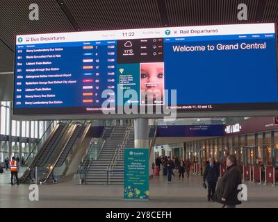 Irlande, Nord, Belfast, intérieur avec panneau de départs de Grand Central Station sur Grosvenor Road. Banque D'Images