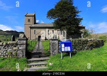 Vue estivale sur l'église St Cuthberts, le village de Kentmere, le parc national de Lake District ; Cumbria ; Angleterre ; Royaume-Uni Banque D'Images