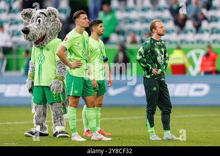 Wolfsburg, Deutschland. 28 septembre 2024. firo : 28.09.2024, Football, Football, 1. Ligue, 1. Bundesliga, VfL Wolfsburg - VfB Stuttgart L'équipe de insatisfaits, déçus, déçus, frustrés, applaudissements, applaudissements, applaudissements, devant la courbe de ventilateur, bloc de ventilateur, crédit : dpa/Alamy Live News Banque D'Images