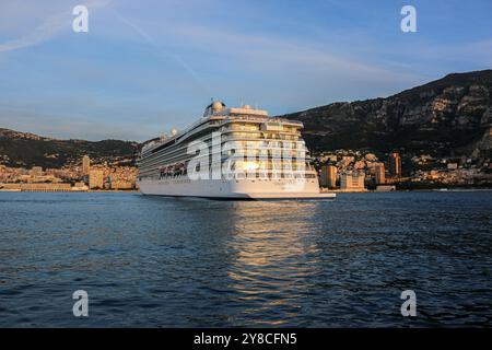 Port Hercule, Monaco. 03 oct 2024 : escale du magnifique bateau de croisière VIKING STAR à Monaco. En avril, le luxueux navire a été le premier à ouvrir la saison des croisières à Monte-Carlo, sur la Côte d’Azur. L'élégant navire de taille humaine est le premier navire de la classe éponyme des navires à passagers de Viking Ocean Cruises. Depuis 2022, les autorités monégasques ont décidé de limiter la taille des navires accueillis dans la ville (lignes de croisière luxe et premium uniquement), réduisant les escales dans la principauté mondialement connue de 165 visites en 2019 à 117 en 2024. Crédit : Kevin Izorce/Alamy Live News Banque D'Images