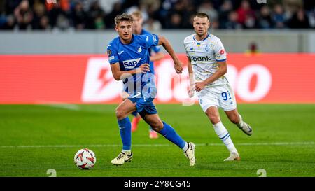 Sinsheim, Deutschland. 03 Oct, 2024. v.Li. : Tom Bischof (Hoffenheim, 7), Mykola Mykhailenko (FC Dynamo Kyiv, 91), Aktion, action, Spielszene, 03.10.2024, Sinsheim (Deutschland), Fussball, UEFA Europa League, Gruppenphase, TSG 1899 HOFFENHEIM - DYNAMO KIEW, LA RÉGLEMENTATION INTERDIT TOUTE UTILISATION DE PHOTOGRAPHIES COMME SÉQUENCES D'IMAGES ET/OU QUASI-VIDÉO. Crédit : dpa/Alamy Live News Banque D'Images