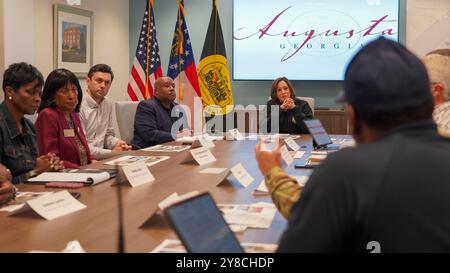 Augusta, États-Unis. 02 octobre 2024. U. S vice-président Kamala Harris, à droite, l'administrateur adjoint de la FEMA Erik Hooks, et le sénateur américain Jon Ossoff, 3e à gauche, écoutent lors d'un briefing sur les efforts de secours et de rétablissement à la suite de l'ouragan Helene, le 2 octobre 2024 à Augusta, Géorgie. Crédit : Gregory Wayne/FEMA/Alamy Live News Banque D'Images