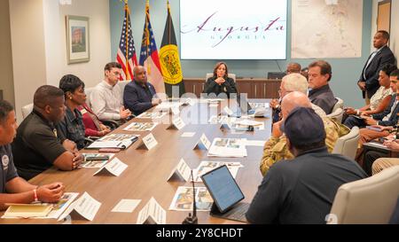 Augusta, États-Unis. 02 octobre 2024. U. S vice-président Kamala Harris, à droite, l'administrateur adjoint de la FEMA Erik Hooks, et le sénateur américain Jon Ossoff, 3e à gauche, écoutent lors d'un briefing sur les efforts de secours et de rétablissement à la suite de l'ouragan Helene, le 2 octobre 2024 à Augusta, Géorgie. Crédit : Gregory Wayne/FEMA/Alamy Live News Banque D'Images