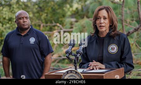 Augusta, États-Unis. 02 octobre 2024. U. S vice-président Kamala Harris, à droite, prononce un discours aux côtés de l'administrateur adjoint de la FEMA Erik Hooks, à gauche, après avoir visité la communauté de Meadowbrook endommagée lors des efforts de secours et de récupération à la suite de l'ouragan Helene, le 2 octobre 2024 à Augusta, Géorgie. Crédit : Gregory Wayne/FEMA/Alamy Live News Banque D'Images