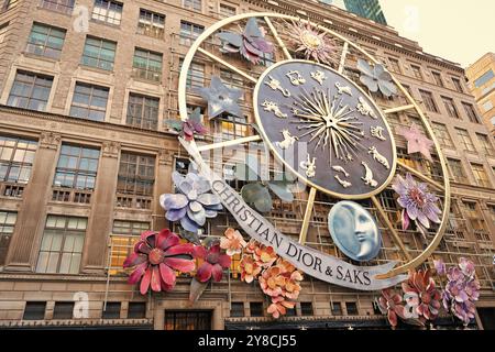 New York City, USA - 11 novembre 2023 : Christian Dior et Saks Fifth Avenue avec décoration d'horloge sur le bâtiment Banque D'Images