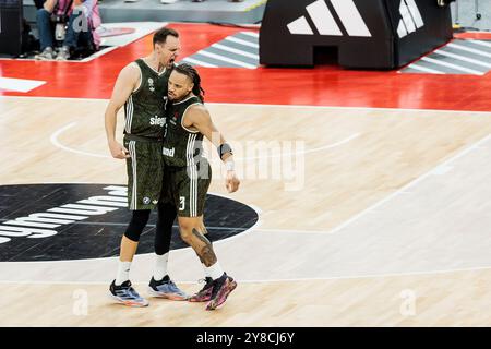 Johannes Voigtmann (FC Bayern M?nchen, 7) und Carsen Edwards (FC Bayern M?nchen, 3) jubeln nach einem Dreier von Edwards, der das Spiel dreht Turkish Airlines EuroLeague, FC Bayern M?nchen - Real Madrid Baloncesto ; M?nchen, SAP Garden am 03.10.2024 Banque D'Images