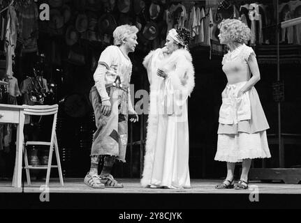 de gauche à droite : Michael Williams (Dromio de Syracuse), Judi Dench (Adriana), Francesca Annis (Luciana) dans LA COMÉDIE DES ERREURS de Shakespeare à la Royal Shakespeare Company (RSC), Royal Shakespeare Theatre, Stratford-upon-Avon, Angleterre 29/09/1976 conception : John Napier éclairage : Clive Morris mise en scène musicale : Gillian Lynne réalisateur : Trevor Nunn Banque D'Images