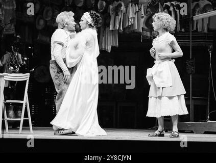 de gauche à droite : Michael Williams (Dromio de Syracuse), Judi Dench (Adriana), Francesca Annis (Luciana) dans LA COMÉDIE DES ERREURS de Shakespeare à la Royal Shakespeare Company (RSC), Royal Shakespeare Theatre, Stratford-upon-Avon, Angleterre 29/09/1976 conception : John Napier éclairage : Clive Morris mise en scène musicale : Gillian Lynne réalisateur : Trevor Nunn Banque D'Images