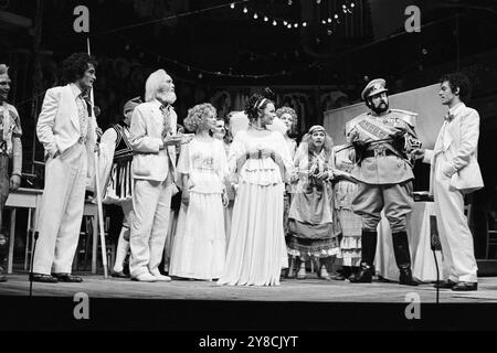 Avant, de gauche à droite : Michael Williams (Dromio de Syracuse), Roger Rees (Antipholus Syracuse), Griffith Jones (Aegeon), Francesca Annis (Luciana), Judi Dench (Adriana), Brian Coburn (Solinus), Mike Gwilym (Antiphole d'Éphèse) dans LA COMÉDIE DES ERREURS de Shakespeare à la Royal Shakespeare Company (RSC), Royal Shakespeare Theatre, Stratford-upon-Avon, Angleterre 29/09/1976 design : John Napier éclairage : Clive Morris mise en scène musicale : Gillian Lynne réalisateur : Trevor Nunn Banque D'Images