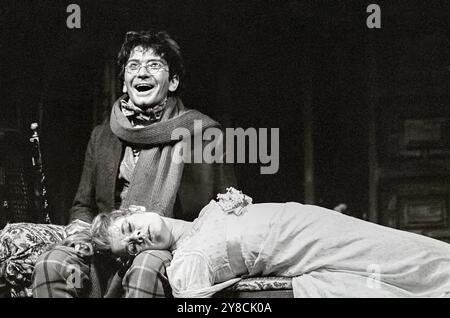 Judi Dench (Grace Harkaway), Michael Williams (Charles Courtly) à LONDRES ASSURANCE par Dion Boucicault à la Royal Shakespeare Company (RSC), Aldwych Theatre, Londres WC2 26/06/1970 Set design: Alan Tagg costumes: David Walker réalisateur: Ronald Eyre Banque D'Images