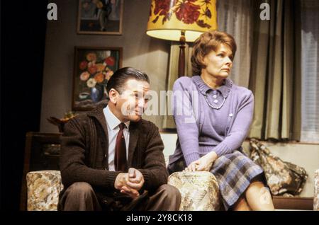 Michael Williams (Bob Jackson), Judi Dench (Barbara Jackson) in PACK OF LIES de Hugh Whitemore au Lyric Theatre, Londres W1 26/10/1983 design : Ralph Koltai éclairage : Robert Ornbo réalisateur : Clifford Williams Banque D'Images