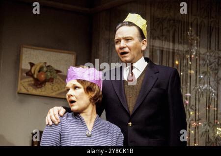 Judi Dench (Barbara Jackson), Michael Williams (Bob Jackson) in PACK OF LIES de Hugh Whitemore au Lyric Theatre, Londres W1 26/10/1983 design : Ralph Koltai éclairage : Robert Ornbo réalisateur : Clifford Williams Banque D'Images