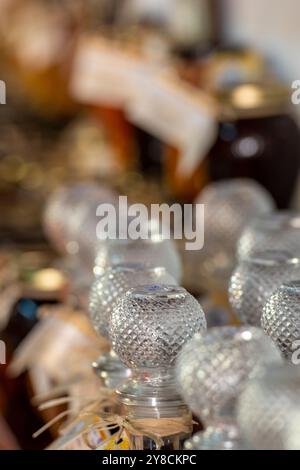 image abstraite de bouteilles en verre avec des bouchons ronds sur une étagère de magasin, carafes en verre dans un espace de vente au détail abstrait Banque D'Images