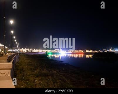 vue nocturne de la ville avec un éclairage coloré de l'image d'angle différent est prise au couloir du temple mahakaleshwar mahakal ujjain madhya pradesh inde. Banque D'Images